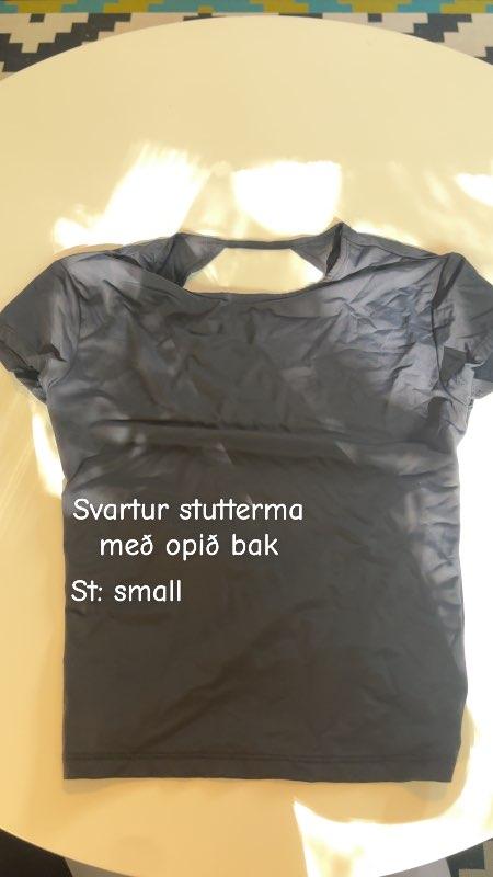 Svartur stutterma opið bak