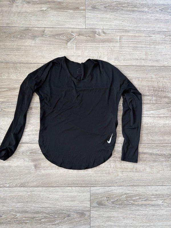 Svört Nike peysa