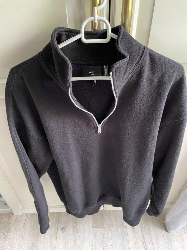 Svört half zip peysa