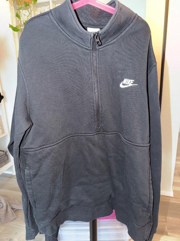 Svört hálrennd nike peysa
