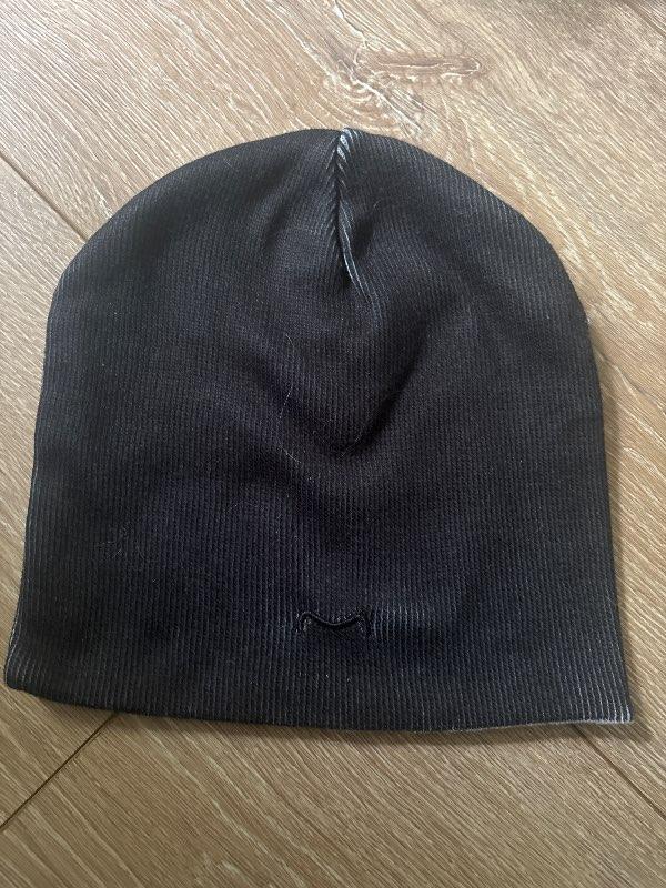 Svört metta húfa