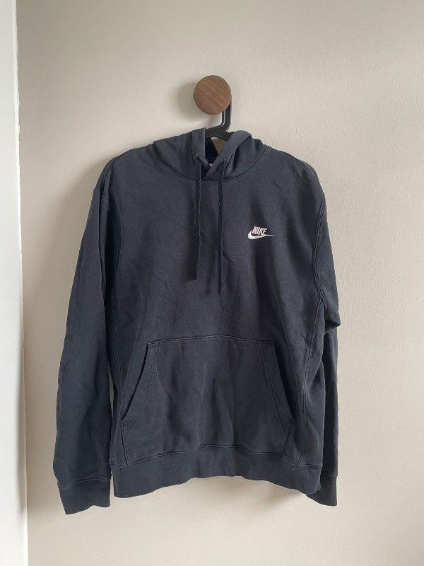 Svört nike hettupeysa