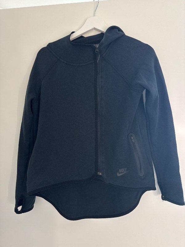 Svört nike hettupeysa