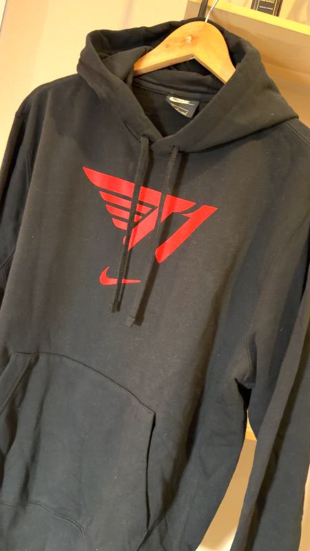 T1 Nike hettupeysa