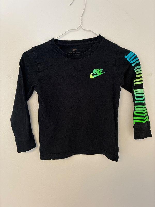 Þ-Nike langermabolur marglitaður á ermum