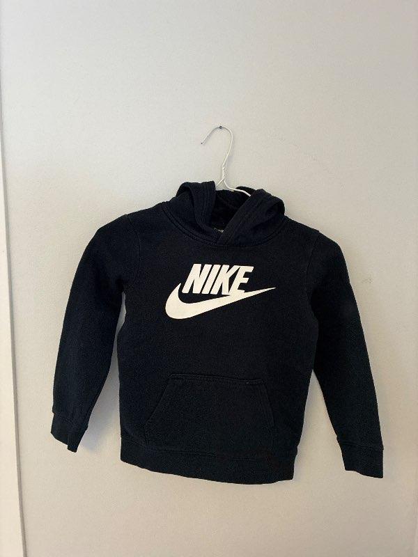 Þ-Svört Nike peysa
