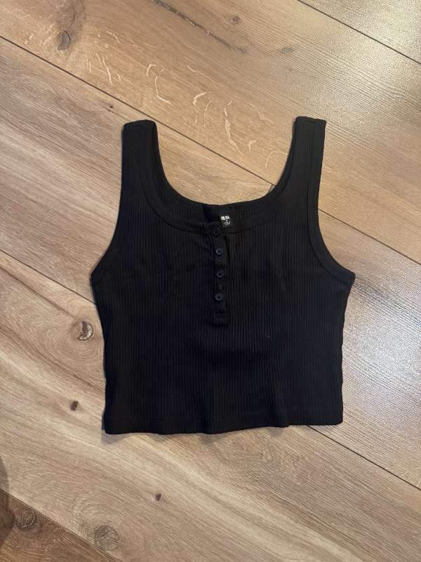 Uniqlo crop top