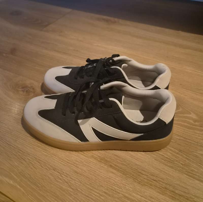 New Look strigaskór svartir/beige