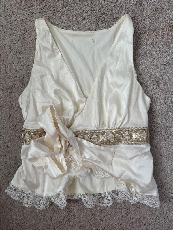 beige toppur bundinn