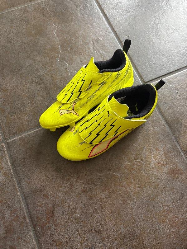 Puma fótboltaskór/gervigras