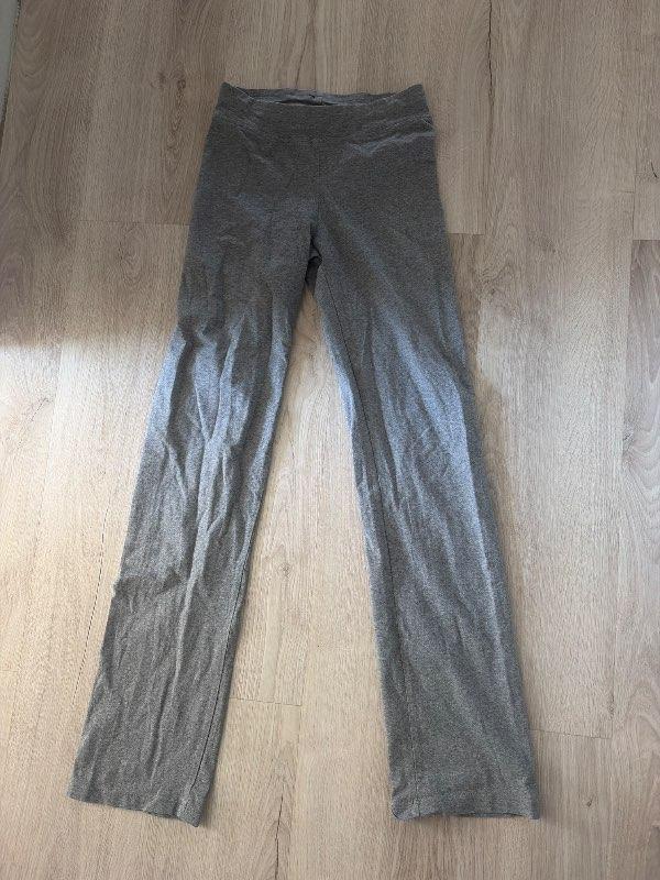 gráar straight leg buxur