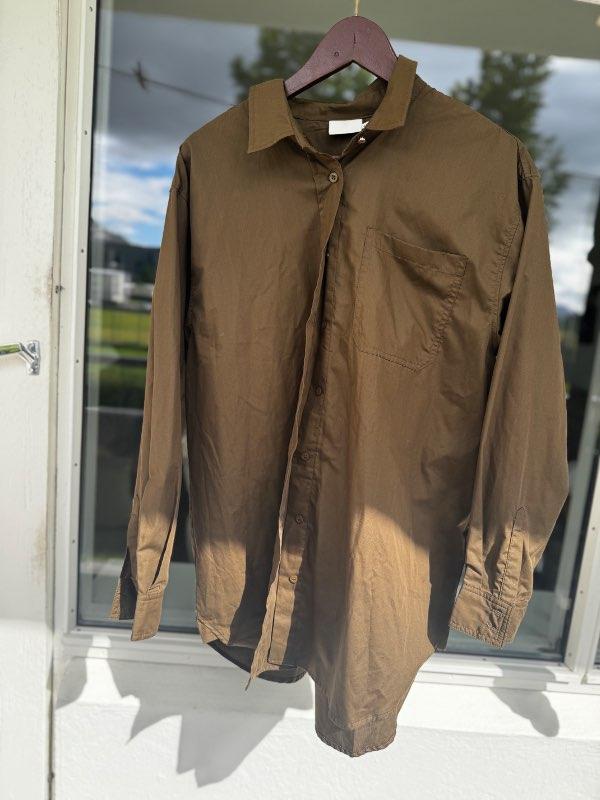 Skyrta brún/græn st.40