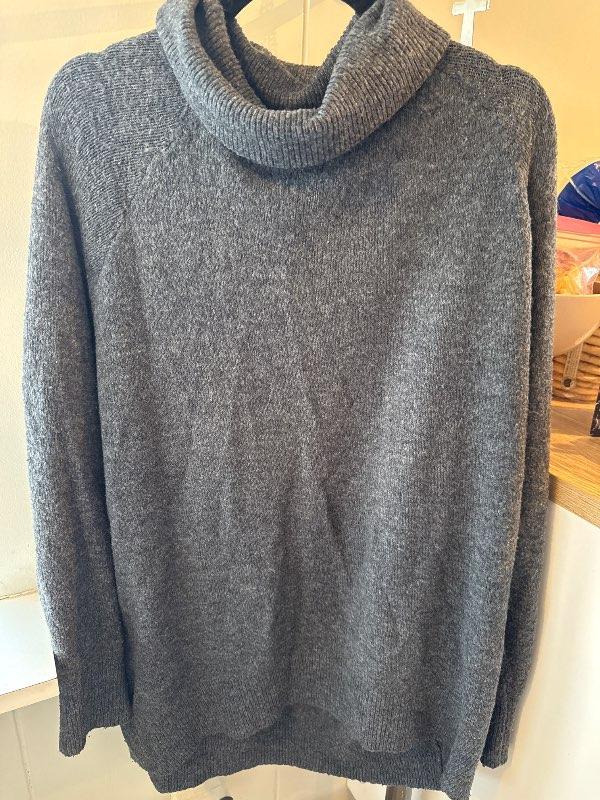 H&M grá peysa m/kraga