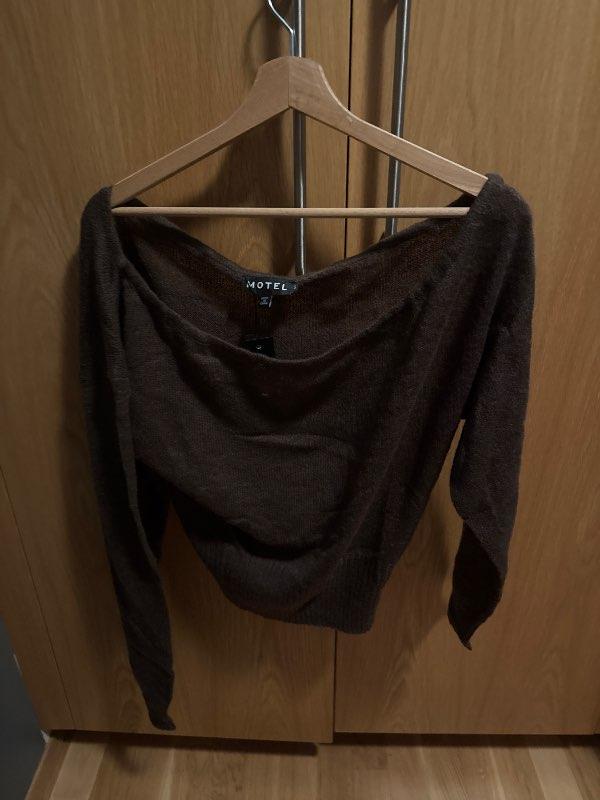 motel oneshoulder peysa