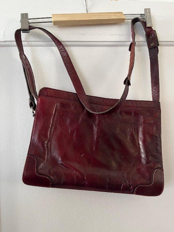 ferhyrnd rauð handtaska / square red handbag