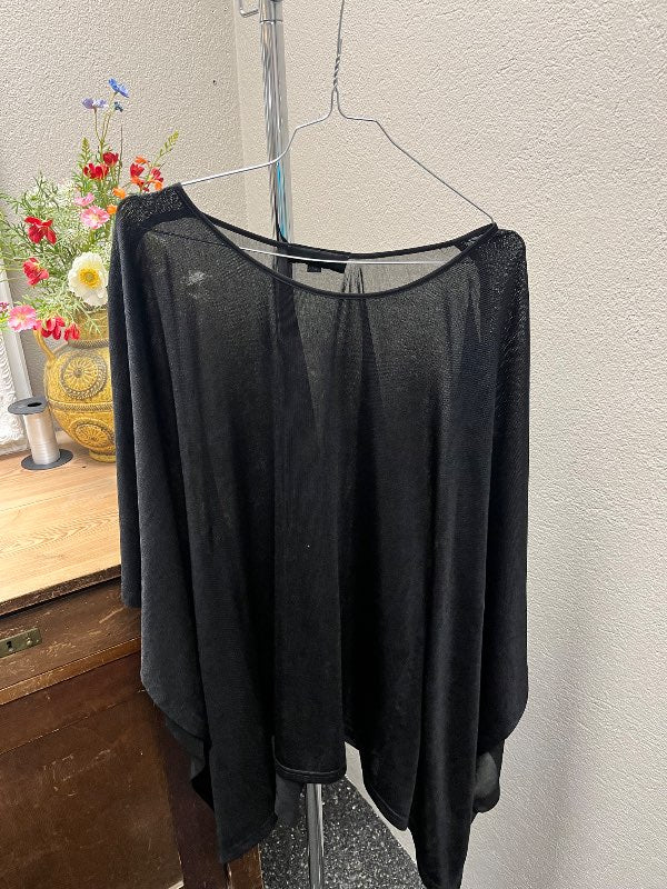 svart poncho