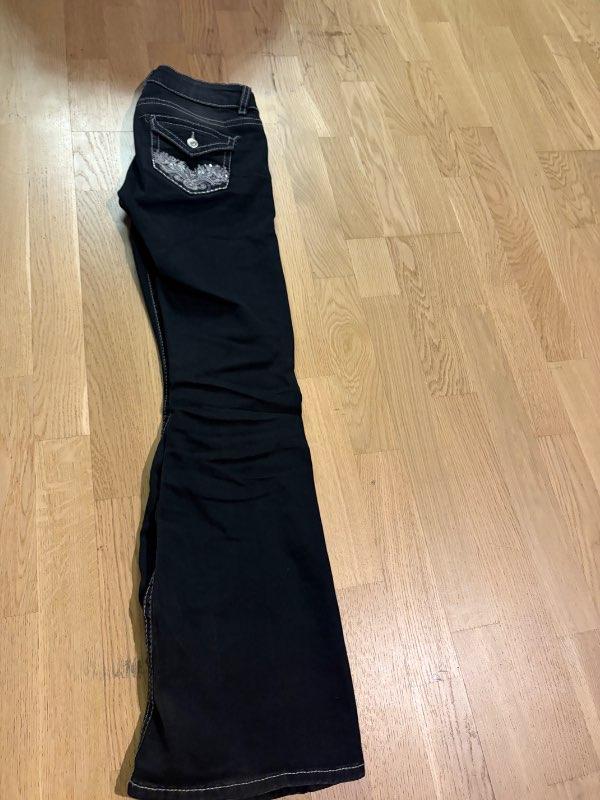 svarta gallabuxur
