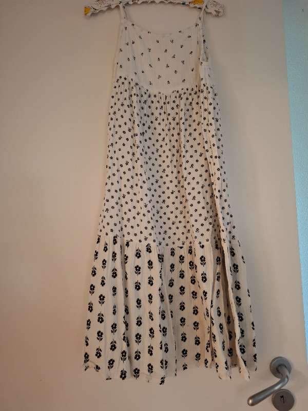 H&M kjóll blóma hvítur/svartur