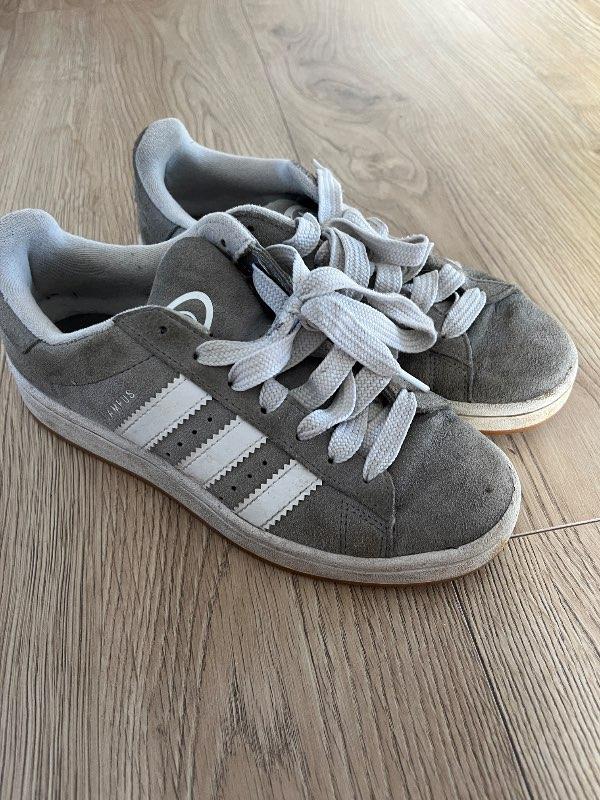 Adidas Campus skór, gráir