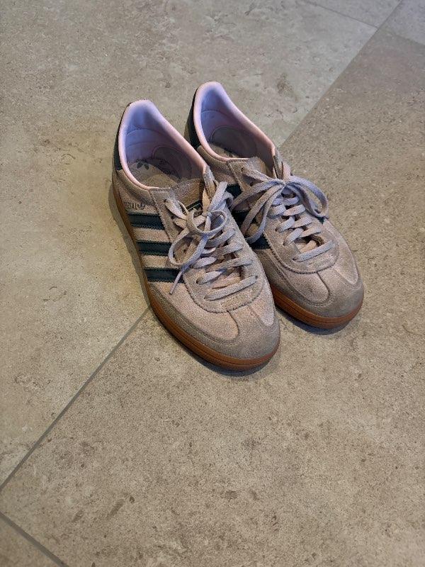 Adidas bleikir skór