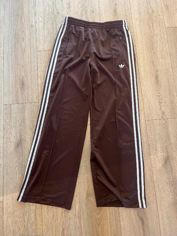 Adidas brúnar