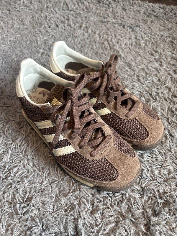 Adidas brúnir strigaskór