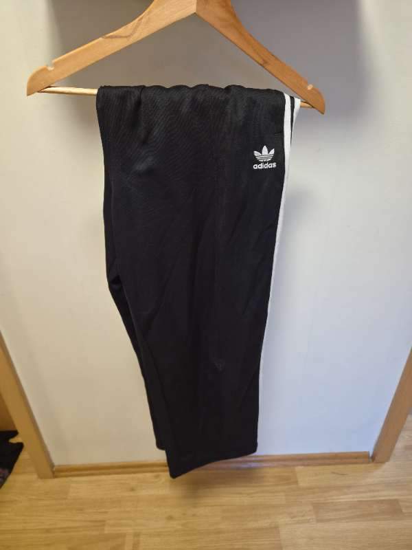 Adidas buxur (ath búið að gera við hné)