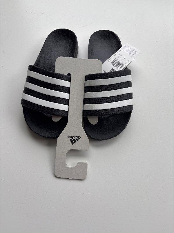 Adidas inniskór svartir