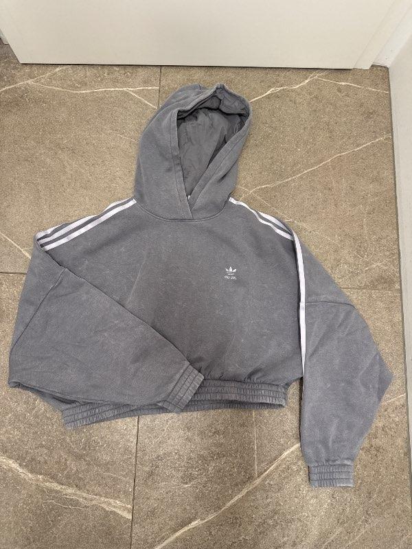 Adidas peysa grá