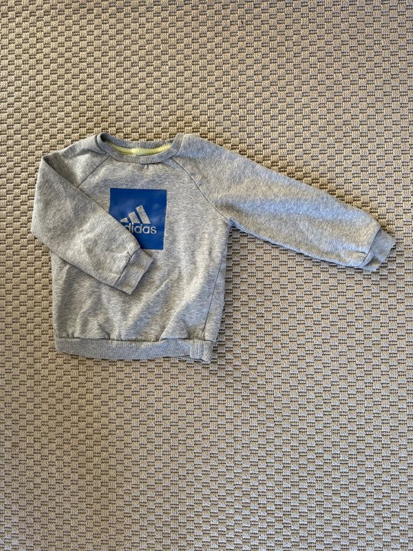 Adidas peysa grá