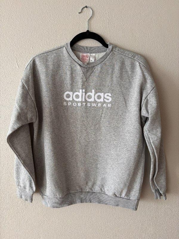 Adidas peysa ljósgrá