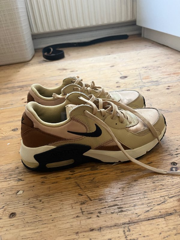 Beige Nike Air Max strigaskór