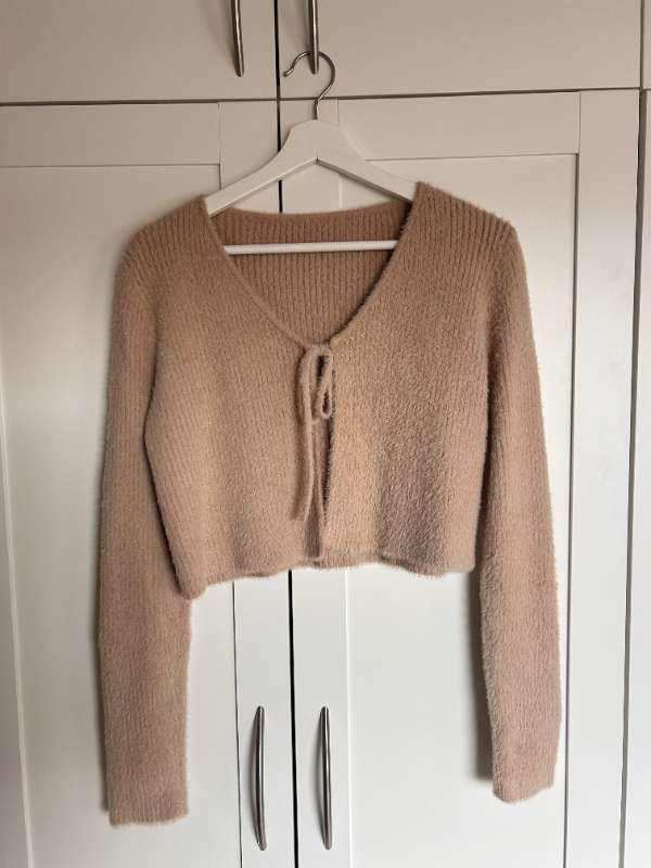 Beige bundin peysa