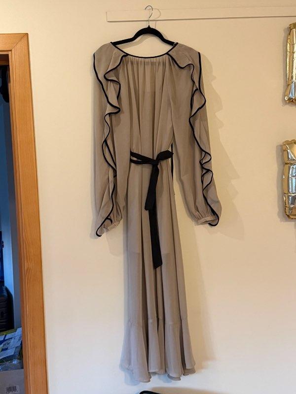 Beige maxi kjóll með pífum og belti