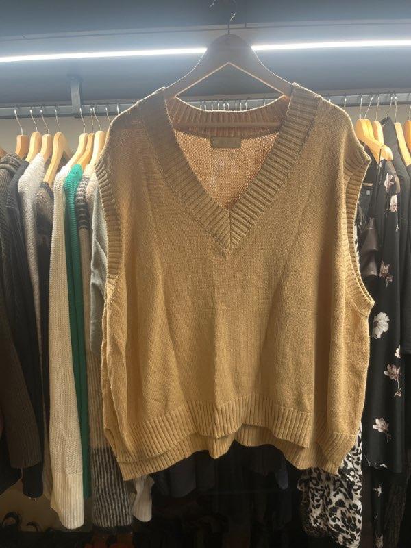 Beige vesti prjónað