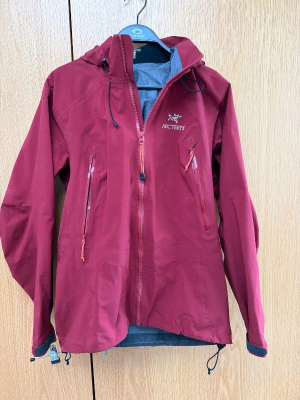 Bilaður rennilás arcteryx jakki