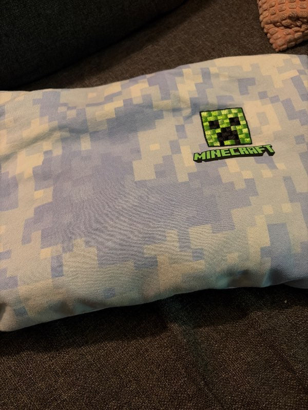 Blá minecraft peysa