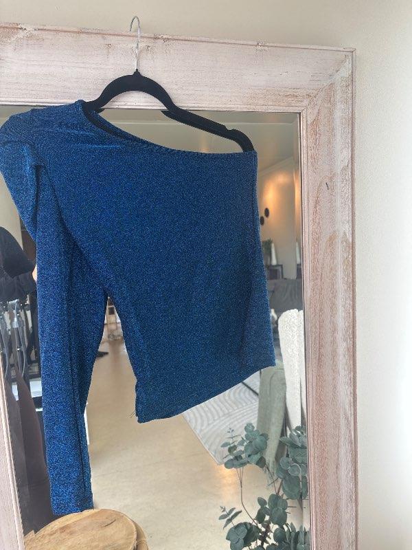 Blár glimmer off shoulder