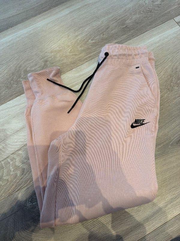 Bleikar nike tech