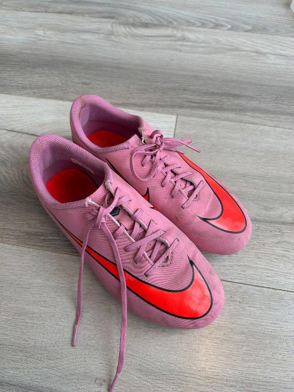 Bleikir nike takkaskór