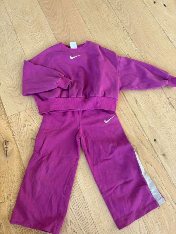 Bleikt nike sett