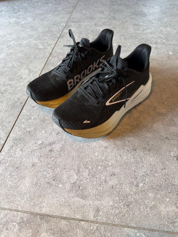 Brooks hyperion max 41 lítið notaðir
