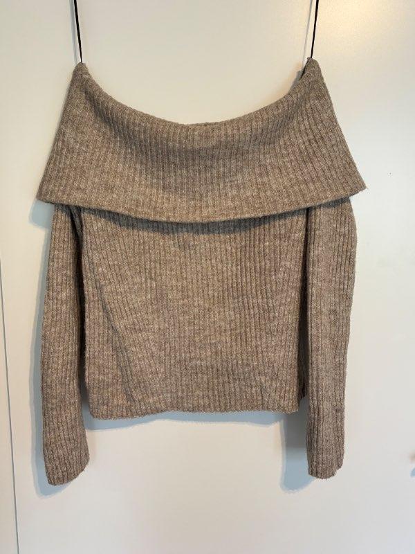 Brún peysa, off the shoulder