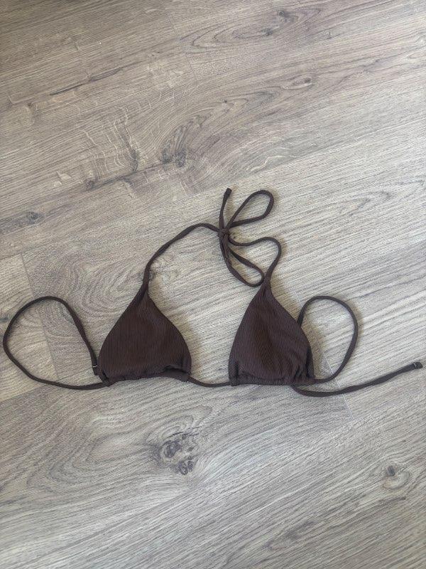 Brúnn bikinitoppur