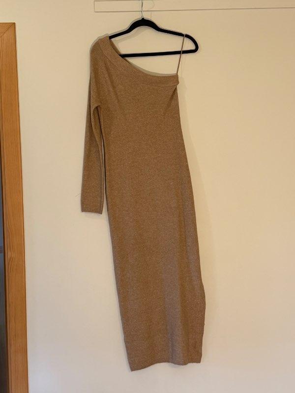Brúnn one-shoulder prjónakjóll