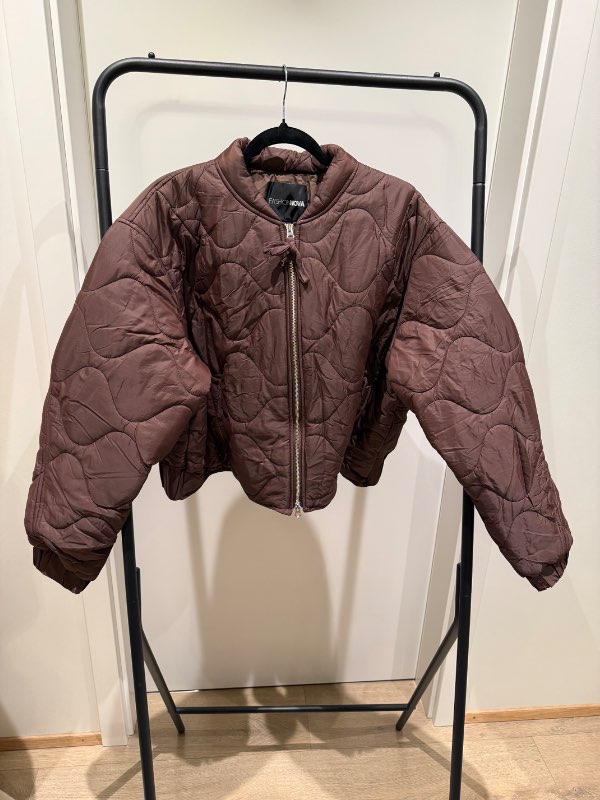 Brúnn puffer jakki