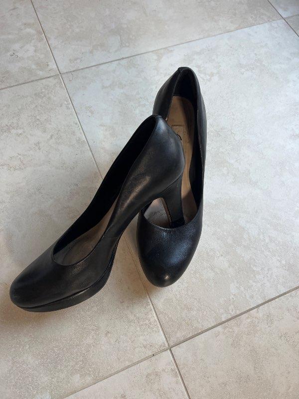 Clarks svartir hælar