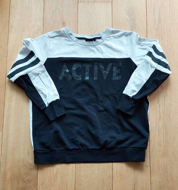 Curvy Activ peysa svört og hvít
