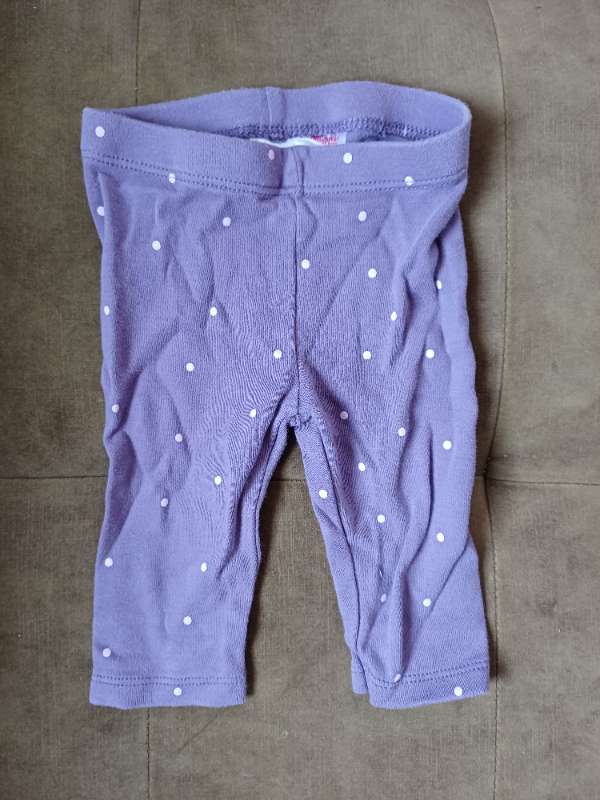 Fjólubláar leggings með doppum