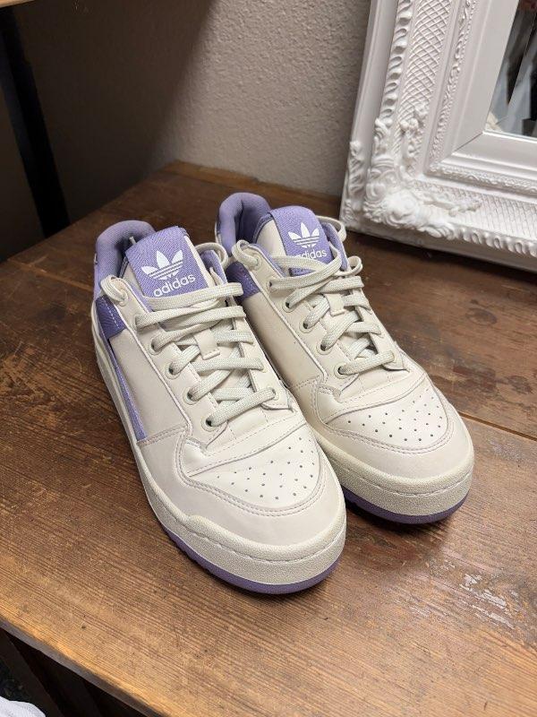 Fjólubláir adidas skór